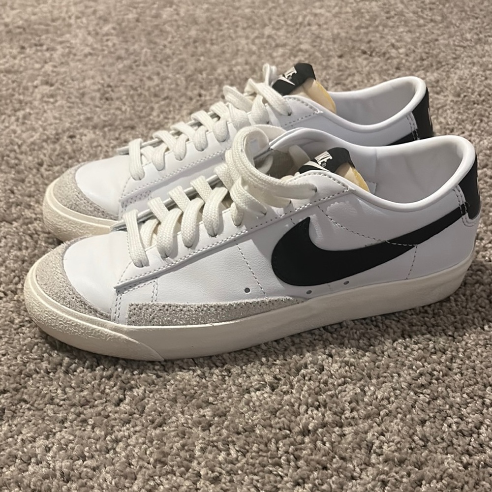 Nike Women's White and Black Sneakers